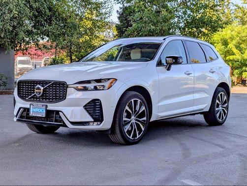 2023 Volvo XC60 Plus Dark Theme