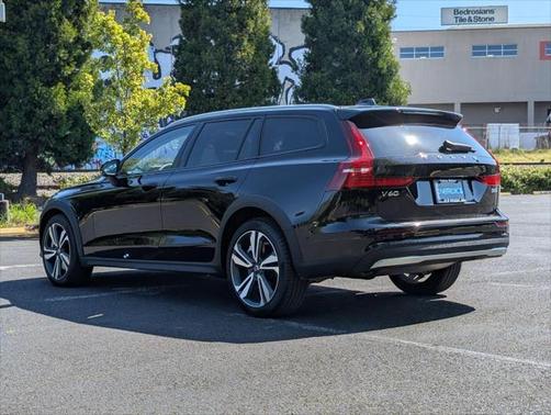 2023 Volvo V60 Cross Country B5 Plus