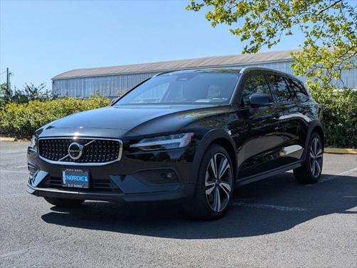 2023 Volvo V60 Cross Country B5 Plus