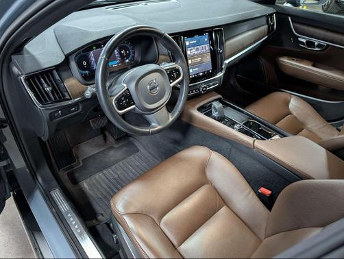 Thunder Grey Metallic 2022 Volvo V90 Cross Country B6