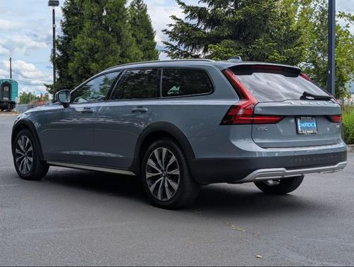 Thunder Grey Metallic 2022 Volvo V90 Cross Country B6