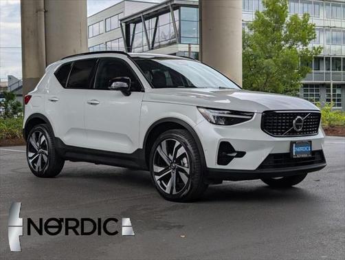 2025 Volvo XC40 B5 Plus Dark Theme
