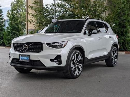 2025 Volvo XC40 B5 Plus Dark Theme