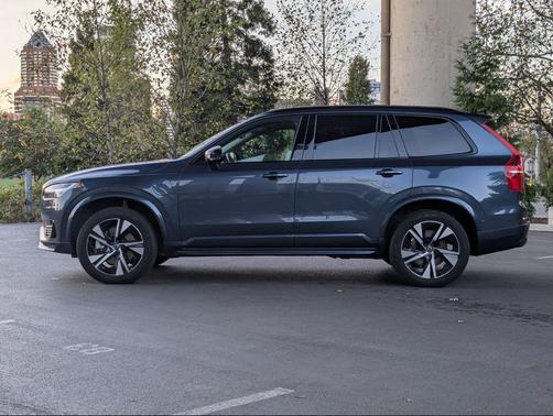 2023 Volvo XC90 Recharge Plug-In Hybrid T8 Plus Dark Theme 7-Seater