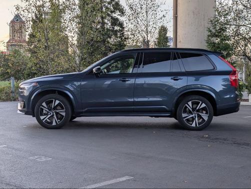 2023 Volvo XC90 Recharge Plug-In Hybrid T8 Plus Dark Theme 7-Seater