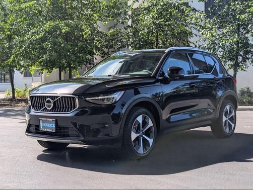 2025 Volvo XC40 B5 Plus Bright Theme