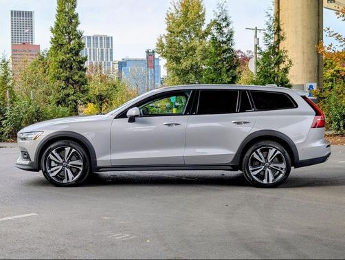 2025 Volvo V60 Cross Country B5 Plus