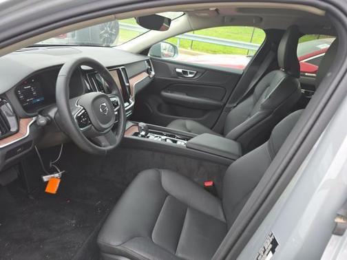 2025 Volvo V60 Cross Country B5 Plus