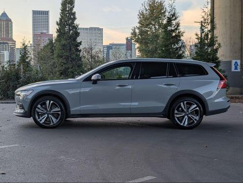 2025 Volvo V60 Cross Country B5 Plus