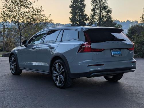 2025 Volvo V60 Cross Country B5 Plus
