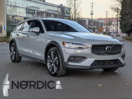2025 Volvo V60 Cross Country B5 Plus