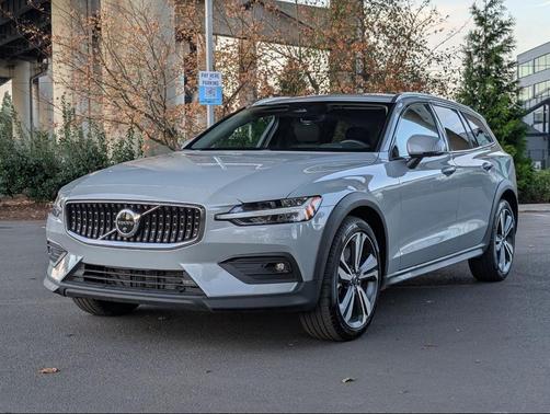 2025 Volvo V60 Cross Country B5 Plus