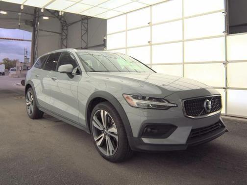 2025 Volvo V60 Cross Country B5 Plus