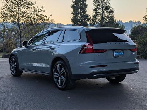 2025 Volvo V60 Cross Country B5 Plus