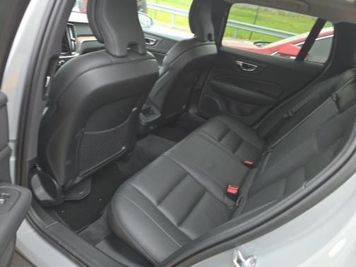 2025 Volvo V60 Cross Country B5 Plus