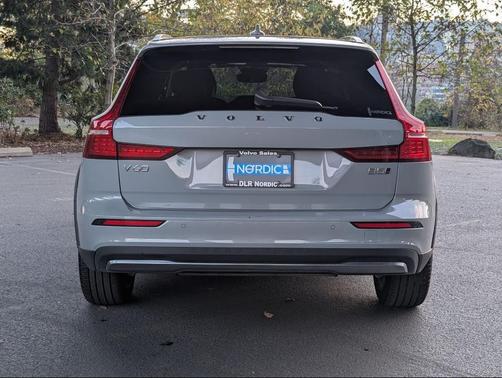 2025 Volvo V60 Cross Country B5 Plus