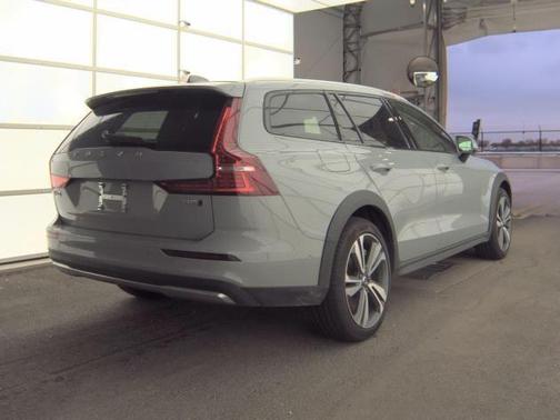 2025 Volvo V60 Cross Country B5 Plus