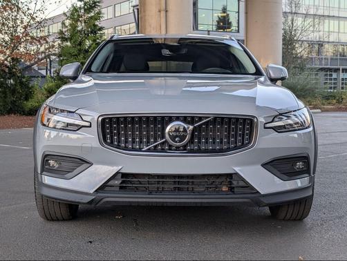 2025 Volvo V60 Cross Country B5 Plus