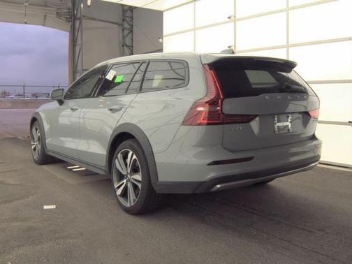2025 Volvo V60 Cross Country B5 Plus