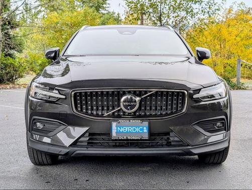2025 Volvo V60 Cross Country B5 Plus