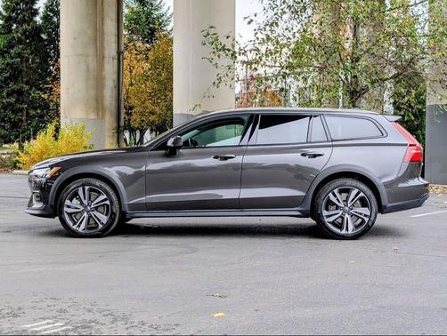 2025 Volvo V60 Cross Country B5 Plus