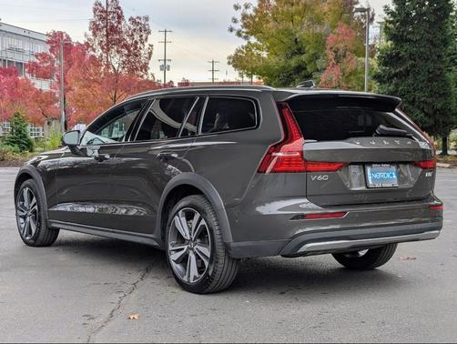 2025 Volvo V60 Cross Country B5 Plus