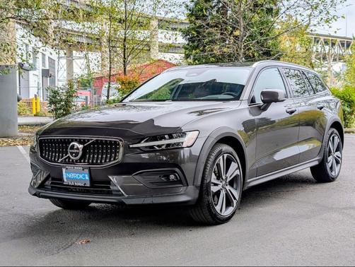 2025 Volvo V60 Cross Country B5 Plus