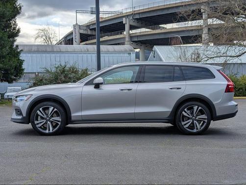 2025 Volvo V60 Cross Country Plus, B5 AWD Gas (mild hybrid)