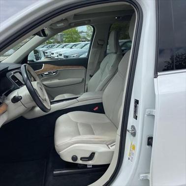 2022 Volvo XC90 T5 Momentum