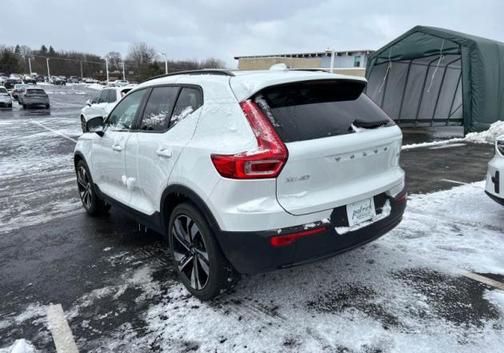 2023 Volvo XC40 B5 Ultimate Dark Theme