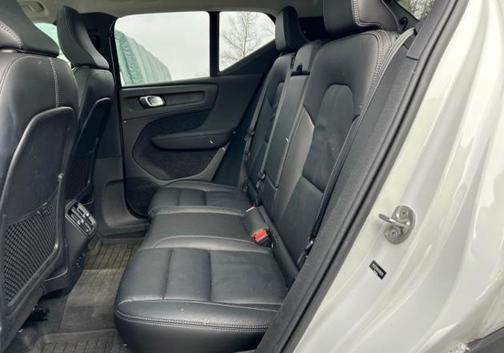 2023 Volvo XC40 B5 Ultimate Dark Theme