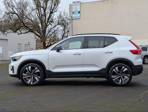 2023 Volvo XC40 B5 Ultimate Dark Theme