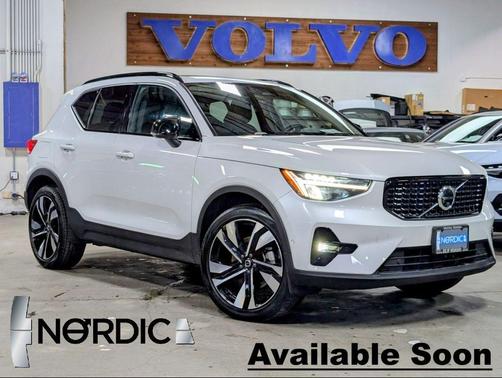 2023 Volvo XC40 B5 Ultimate Dark Theme