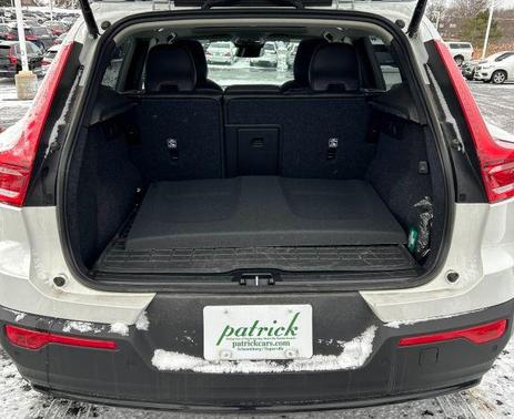 2023 Volvo XC40 B5 Ultimate Dark Theme