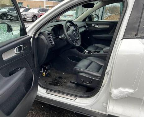 2023 Volvo XC40 B5 Ultimate Dark Theme