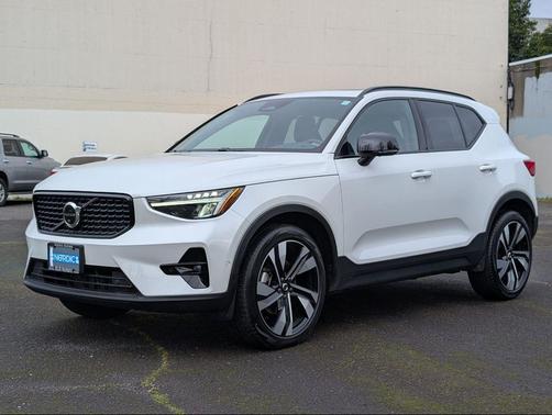 2023 Volvo XC40 B5 Ultimate Dark Theme