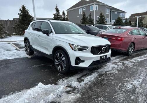 2023 Volvo XC40 B5 Ultimate Dark Theme