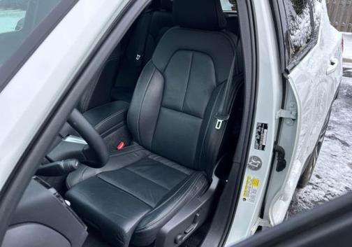 2023 Volvo XC40 B5 Ultimate Dark Theme