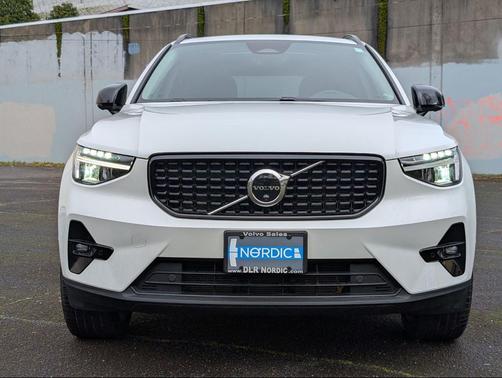 2023 Volvo XC40 B5 Ultimate Dark Theme
