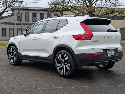 2023 Volvo XC40 B5 Ultimate Dark Theme