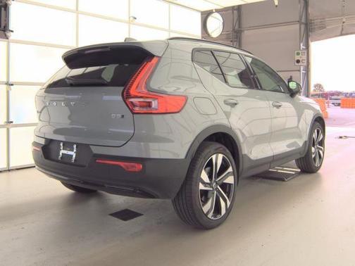 2025 Volvo XC40 B5 Plus Dark Theme