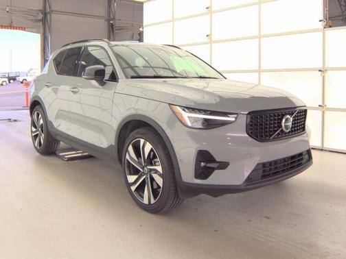 2025 Volvo XC40 B5 Plus Dark Theme