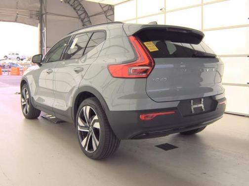 2025 Volvo XC40 B5 Plus Dark Theme