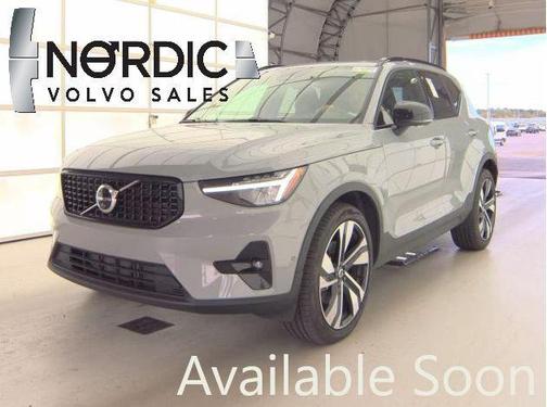 2025 Volvo XC40 B5 Plus Dark Theme