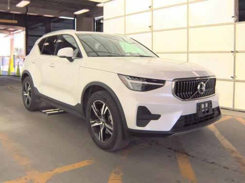 2025 Volvo XC40 B5 Core Bright Theme