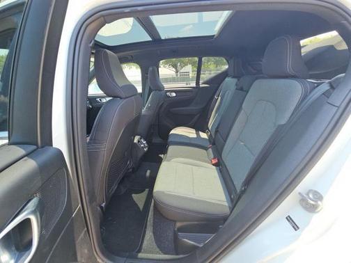 2025 Volvo XC40 B5 Core Bright Theme