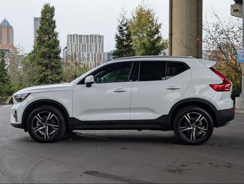 2025 Volvo XC40 B5 Core Bright Theme