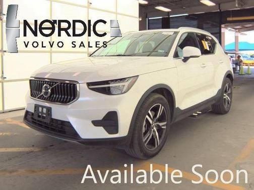 2025 Volvo XC40 B5 Core Bright Theme
