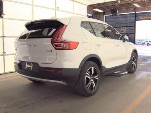 2025 Volvo XC40 B5 Core Bright Theme
