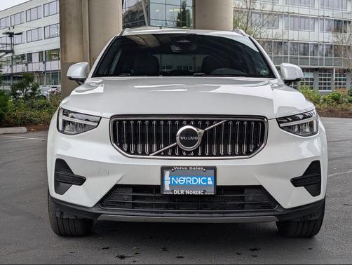 2025 Volvo XC40 B5 Core Bright Theme